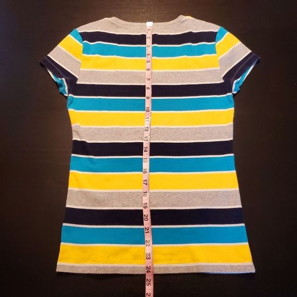 🌺 3/25 Tommy Hilfiger V-neck tee shirt, striped - Picture 4 of 12